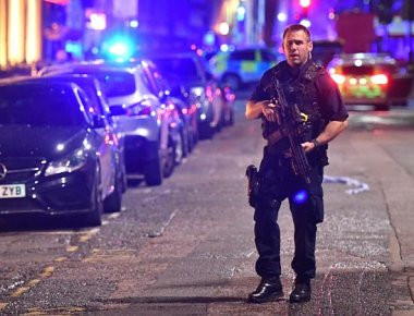 Την αναβολή των εκλογών της 8ης Ιουνίου ζητούν οι Βρετανοί μετά τις τρομοκρατικές επιθέσεις (φωτό)